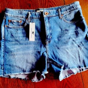 Vineyard Vines denim shorts; Size:
14; 5 inch inseam. Corded Jamie style